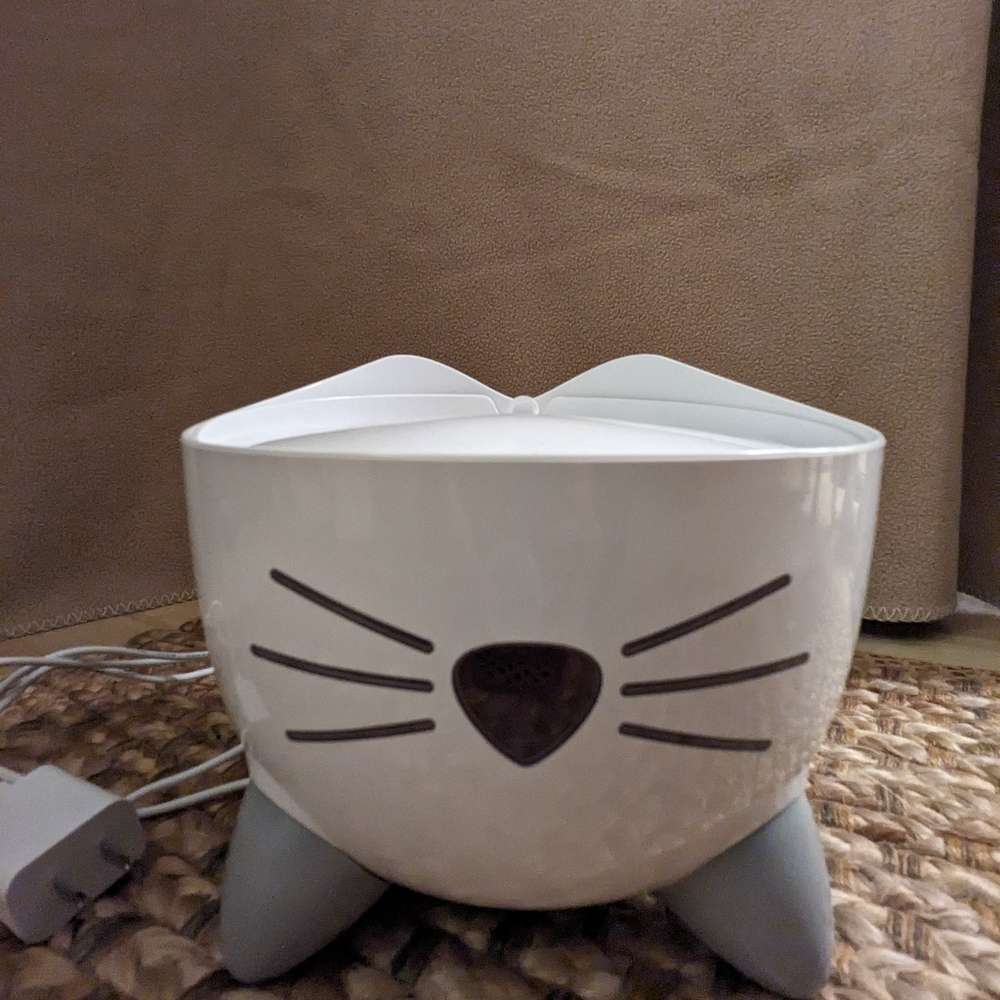 White Catit PIXI Drinking Fountain Cat Dog Water Dish Extra Filters Included